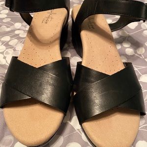 Clarks size 6 wide width sandals